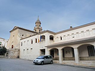 Peñalba - Iglesia de la Santa Cruz y Ayuntamiento.jpg