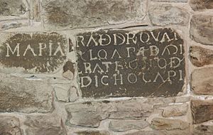 Archivo:Piedra tallada encontrada durante la restauración del local de pendonistas de Albares de la Ribera