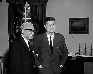 Archivo:President John F. Kennedy with Ambassador of India, Mohamed Ali Currim Chagla