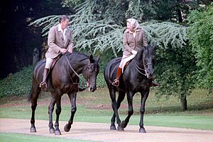 Archivo:President Ronald Reagan riding horses with Queen Elizabeth II during visit to Windsor Castle