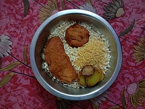 Archivo:Puffed rice with Telebhaja (Bengali fritters), and potato fries in West Bengal, India