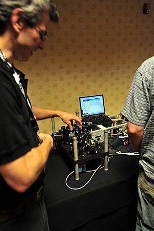 Archivo:Quantum Entangled Photon Generator - DEF CON 17 - Aug. 2009