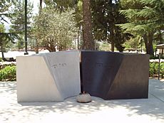 Archivo:Rabins' Grave