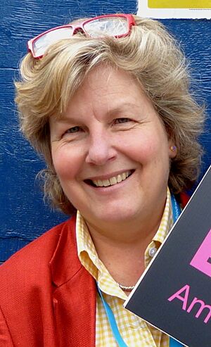 Archivo:Sandi Toksvig - Secret Comedy Podcast - 2013 (9468814916) (cropped)