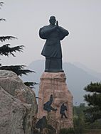 Archivo:Shaolin Monastery entrance statue