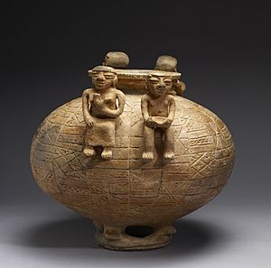 Archivo:Sinú - Olla with Annular Base and Modeled Figures - Walters 482860 - Side B