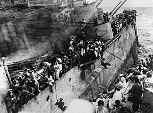 Archivo:The Sinking of HMS Prince of Wales by Japanese Aircraft Off Malaya, December 1941 HU2675