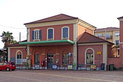 Tradate - stazione ferroviaria - fabbricato viaggiatori lato strada.jpg
