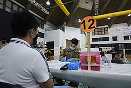 Archivo:U.S. Army 25th Infantry Division assist Guam vaccine clinic - 210416-N-AC117-0019
