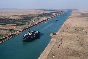 Archivo:USS America (CV-66) in the Suez canal 1981