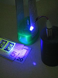 Archivo:UV LED Fluoresence