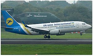 Archivo:Ukraine International Airlines B737-300 (UR-GAH) @ MAN, Sept 2017