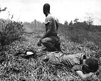 Archivo:White phosporus booby trap casualty treated by medic in Vietnam 1966