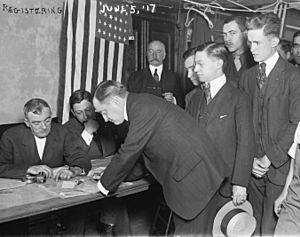 Archivo:Young men registering for military conscription, New York City, June 5, 1917