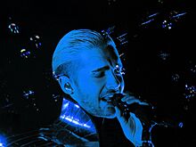2017-03-27 Bill Kaulitz blau Wikipedia Volkshaus Zürich.jpg