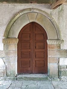 Archivo:Acceso principal a la iglesia de San Félix de Oles