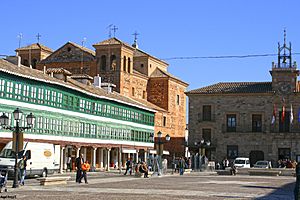 Vista de los soportales de la plaza Mayor, del ayuntamiento y la iglesia de San Agustín