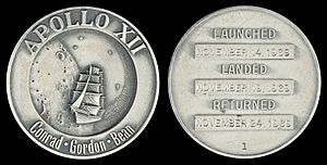 Archivo:Apollo 12 Flown Silver Robbins Medallion (SN-1)