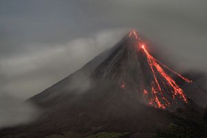 Archivo:Arenal at night