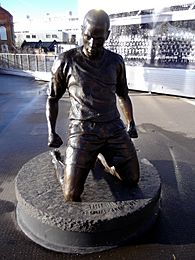 Archivo:Arsenal Emirates Stadium Thierry Henry statue - panoramio (1)