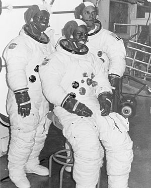 Archivo:Astronaut candidates Ronald McNair, Guion Bluford, and Frederick Gregory