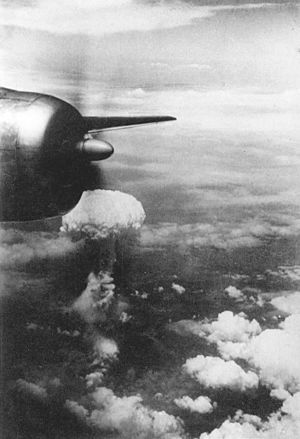 Archivo:Atomic cloud over Hiroshima from B-29