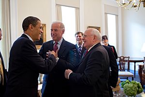 Archivo:Barack Obama & Joe Biden with Mikhail Gorbachev 3-20.09