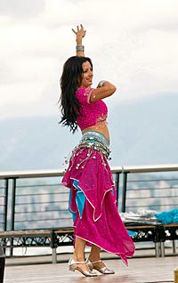 Archivo:Belly dancing girl, Yasmia snapped at Vancouver Sawan Mela, 2011