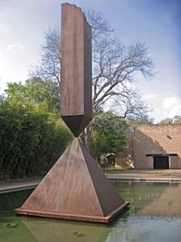 Archivo:Broken Obelisk in front of the Rothko Chapel -- Houston, Texas