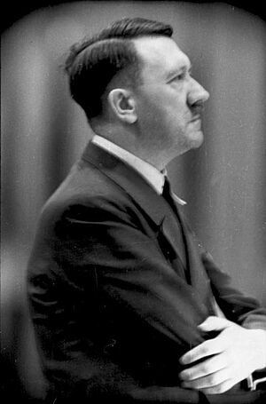 Archivo:Bundesarchiv Bild 101I-811-1881-33, Adolf Hitler bei Rede
