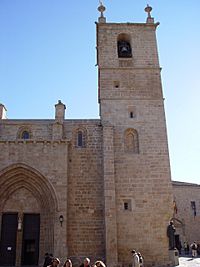 Archivo:Caceres Santa Maria torre portada Evangelio