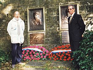 Archivo:Charly Gaul et Fréderico Bahamontes en 1998 devant le Mémorial François et Nicolas Frantz 1 (cropped)