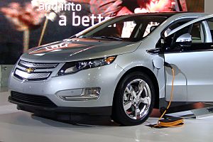 Archivo:Chevrolet Volt charging WAS 2011 833