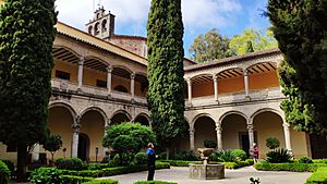 Archivo:Claustro renacentista del monasterio de Yuste, Cáceres