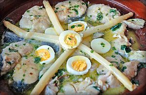 Archivo:Cuisine of the Basque Country Merluza a la Koskera (Salsa verde o a la Vasca) 001