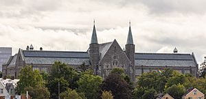 Archivo:Edificio principal de la Universidad de Trondheim, Trondheim, Noruega, 2019-09-06, DD 62