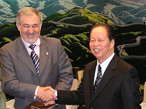 Archivo:El Fiscal General español Conde-Pumpido con el Presidente del Tribunal Supremo de China en 2005.