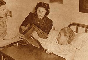 Archivo:Eva Perón votando - Mundo Peronista - Revistas n° 90 y 91 (page 20 crop)