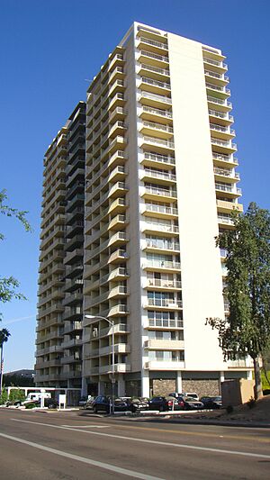 Archivo:Executive Towers Condominiums - 2011-04-15 - North West