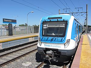 Archivo:Formación de Trenes Argentinos ingresando al andén de la estación Guernica.
