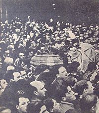 Archivo:Funeral de Hipólito Yrigoyen - La gente traslada a pulso el ataúd (1933)