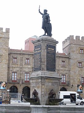 Gijón - Plaza del Marqués, Monumento a Pelayo 1.JPG