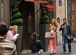 Archivo:Gossip Girl filming in Paris, France, 30 December 2011