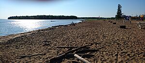 Archivo:Hay River beach 02