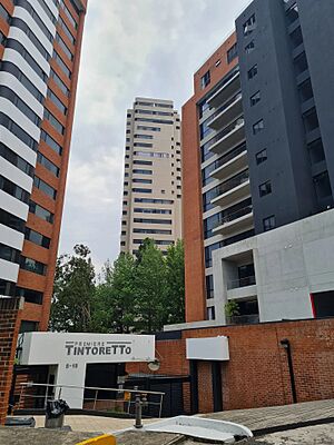 Archivo:High-Rises in Guatemala City, Zone 14