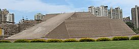 Huallamarca Archaeological site - pyramid.jpg