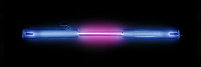 El brillo púrpura del hidrógeno en su estado de plasma, el más abundante del universo