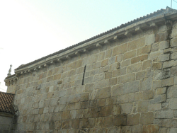 Archivo:Iglesia San Pedro Cudeiro canecillos