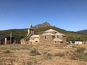 Archivo:Iglesia de Valdavido y castillo