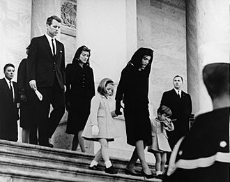 Archivo:JFK's family leaves Capitol after his funeral, 1963